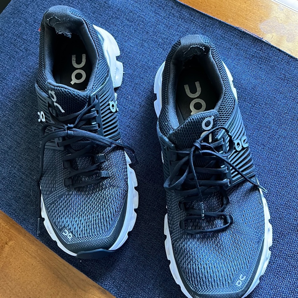 On cloud, Black, Ladies size 8